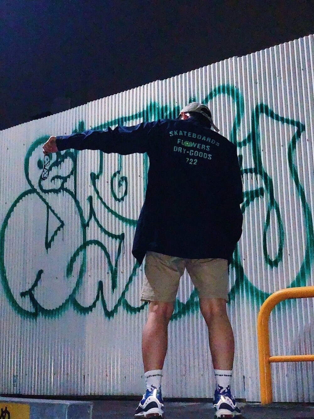 「ストリート、スニーカー、シンプルコーデ、airmax、NIKE、parkdeli、バンドグッズ、ネイビー、休日スタイル、ハーフパンツ」｜「Park Deliのアイテム（シャツ/ブラウス、ブルー系）」を使った、高円寺の古着屋店員さん（メンズ・170cm）の夏コーディネートの1枚目の写真