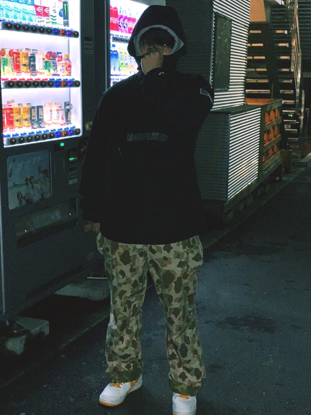 「シンプルコーデ、ブラック、undefeated、NIKE、アノラックパーカー、AIR FORCE 1、迷彩、ストリート」｜「UNDEFEATED のアイテム（ナイロンジャケット、ブラック系）」を使った、高円寺の古着屋店員さん（メンズ・170cm）の秋コーディネートの1枚目の写真