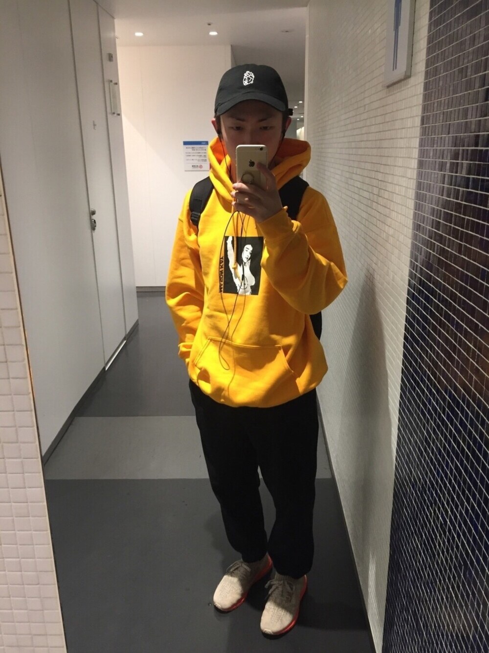 「休日スタイル、シンプルコーデ、ストリート、adidas originals、パーカー、MASON KAY、LILWHITE.、ultraboost、お目立ちネオンコーデ、ストリート服が好き」｜「MASON KAYのアイテム（パーカー、イエロー系）」を使った、高円寺の古着屋店員さん（メンズ・170cm）の夏コーディネートの1枚目の写真