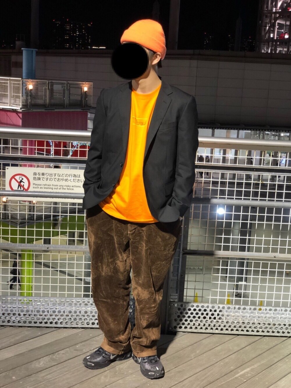 「春、黒、コーデュロイ、テーラードジャケット、オレンジ、ビーニー、ワイドパンツ、NIKE」｜「no brandのアイテム（テーラードジャケット、ブラック系）」を使った、高円寺の古着屋店員さん（メンズ・170cm）の春コーディネートの1枚目の写真