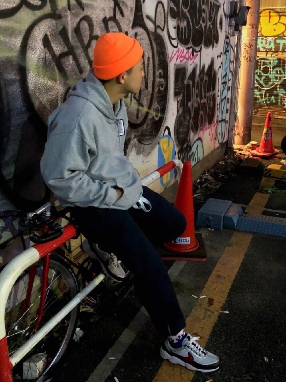 「ストリート、ディッキーズ(Dickies)、NIKE、パーカー、スケータースタイル、ストリート服が好き、ダッドスニーカー」｜「Park Deliのアイテム（パーカー、グレー系）」を使った、高円寺の古着屋店員さん（メンズ・170cm）の春コーディネートの1枚目の写真