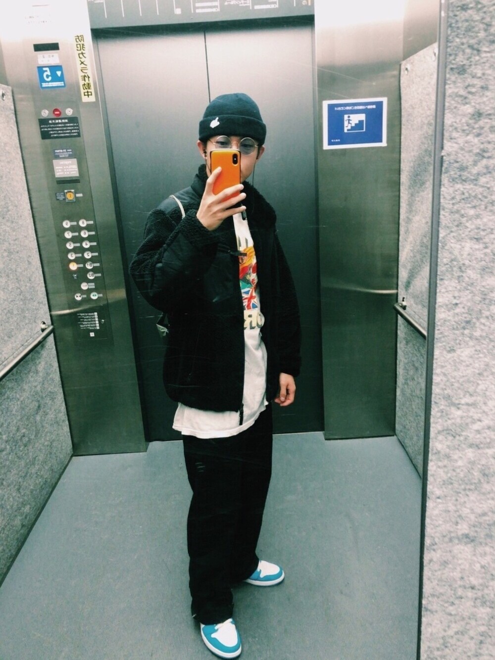 「秋のコーデ、黒コーデ、スニーカーコーデ、ストリート、UNIQLO、ENGINEERED GARMENTS、NIKE、nike sb 、AIR JORDAN、フリース」｜「Engineered Garmentsのアイテム（その他アウター、ブラック系）」を使った、高円寺の古着屋店員さん（メンズ・170cm）の秋コーディネートの1枚目の写真