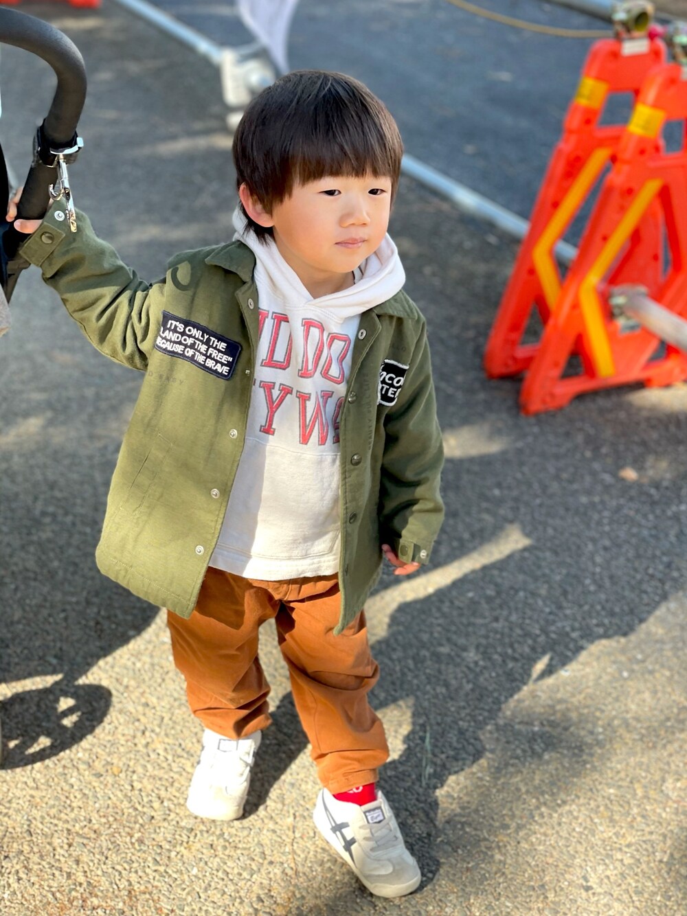 「キッズコーデ、男の子コーデ、2歳、カーキアウター、シェフパンツ、パーカーコーデ、公園」｜「DENIM DUNGAREEのソフトバックサテン ジャケット（その他アウター、グリーン系）」を使った、‪✿‬RioYui‪✿‬さん（キッズ・90cm）の冬コーディネートの1枚目の写真