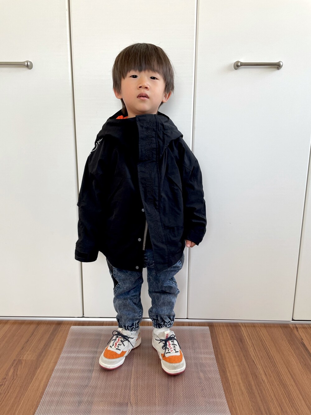 「男の子コーデ、むすこーで、2歳、男の子、キッズコーデ、マウンテンパーカー、オレンジ×ブラック」｜「GROOVY COLORSのSYRナイロン SF マウンテンパーカー（マウンテンパーカー、ブラック系）」を使った、‪✿‬RioYui‪✿‬さん（キッズ・90cm）の冬コーディネートの1枚目の写真