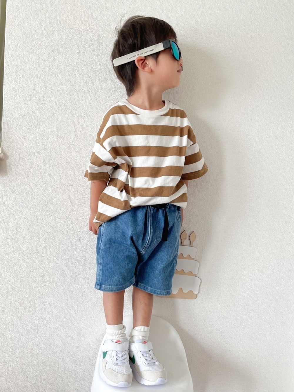 「ボーダー、サングラス、ナイキ、デニムパンツ、ボーダートップス、クライミングパンツ、エアマックス、太ボーダー」｜「GROOVY COLORSのアイテム（Tシャツ/カットソー、ブラウン系）」を使った、‪✿‬RioYui‪✿‬さん（キッズ・90cm）の秋コーディネートの1枚目の写真