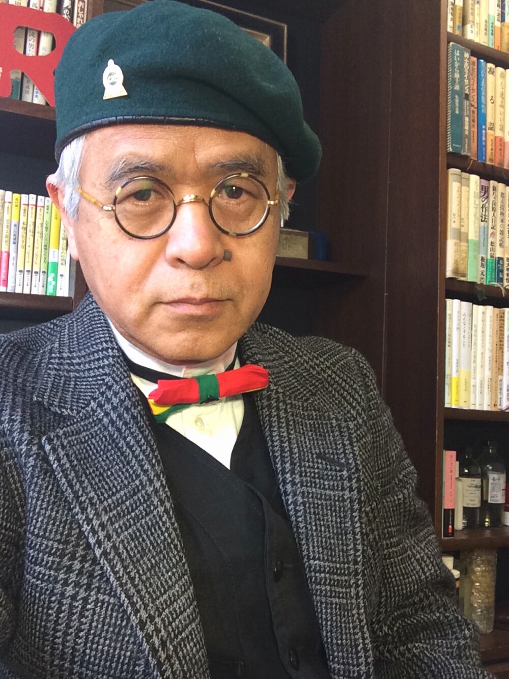 「にらめっこーで、カジュアル、キレイめ、休日スタイル、シンプル、大人カジュアル、ﾏﾙﾒｶﾞﾈ、ミリタリーベレー」｜「アランフラッサーのアイテム（テーラードジャケット、グレー系）」を使った、しまうまおじさんさん（メンズ・165cm）の冬コーディネートの1枚目の写真