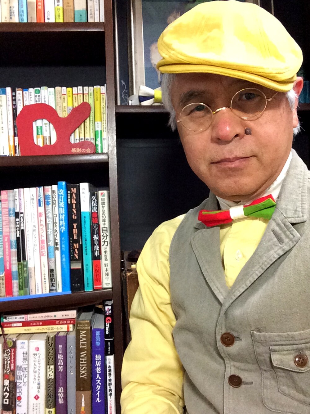 「にらめっこーで、大人コーデ、シャツスタイル、きれいめカジュアル、休日スタイル、イエローコーデ、ハンチング、丸メガネ、信州ドライブ」｜「nest Robeのアイテム（ベスト、グレー系）」を使った、しまうまおじさんさん（メンズ・165cm）の春コーディネートの1枚目の写真