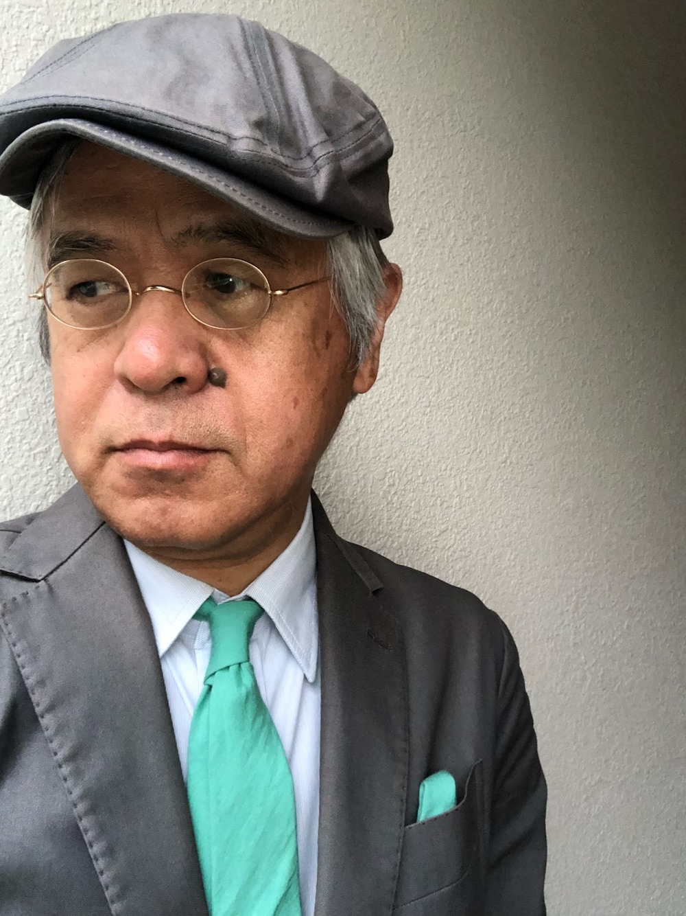 「通勤コーデ、ハンチング、丸メガネ、大人コーデ、シンプルコーデ、キレイめ、夏コーデ、ライムグリーン」｜「バルカナイズのアイテム（シャツ/ブラウス、ブルー系）」を使った、しまうまおじさんさん（メンズ・165cm）の夏コーディネートの1枚目の写真