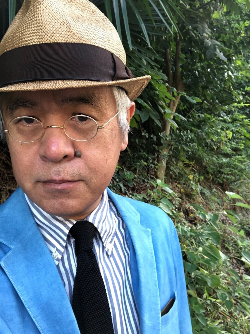 「通勤コーデ、ハット、丸メガネ、ニットタイ、ボタンダウンシャツ、トラッド、夏コーデ、おしゃれさんと繋がりたい、大人コーデ」｜「浅草藍染工房のアイテム（テーラードジャケット、ブルー系）」を使った、しまうまおじさんさん（メンズ・165cm）の夏コーディネートの1枚目の写真