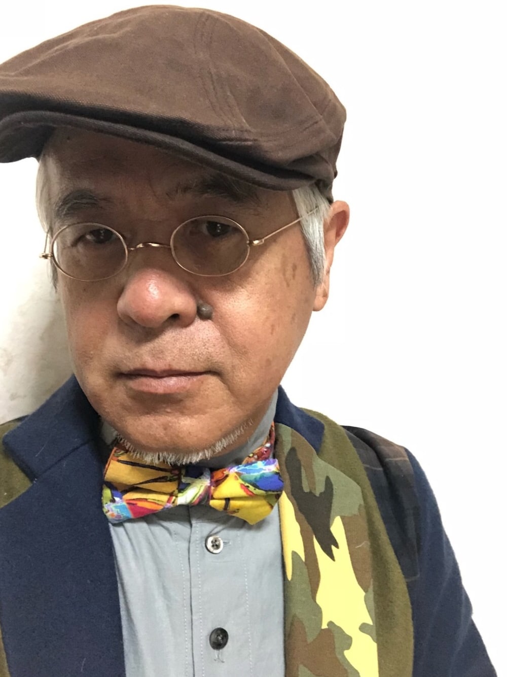 「にらめっこーで、丸メガネ、蝶ネクタイ、秋のコーデ、大人コーデ、秋のブラウンスタイル、休日スタイル、秋服準備はじめました、オトナカジュアル」｜「NIRAME.COのアイテム（テーラードジャケット、グリーン系）」を使った、しまうまおじさんさん（メンズ・165cm）の秋コーディネートの1枚目の写真
