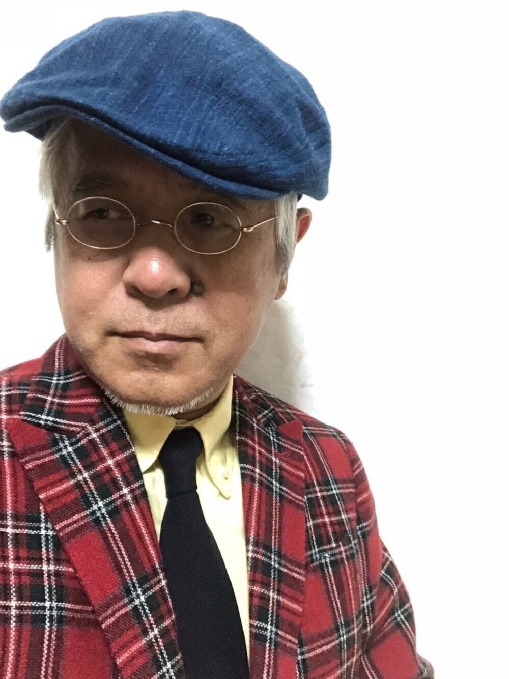 「ロイヤルスチュワート、ハンチング、丸メガネ、ボタンダウンシャツ、大人コーデ、秋のコーデ、おしゃれさんと繋がりたい、きれいめカジュアル」｜「ブリストルテーラーのアイテム（テーラードジャケット、レッド系）」を使った、しまうまおじさんさん（メンズ・165cm）の秋コーディネートの1枚目の写真