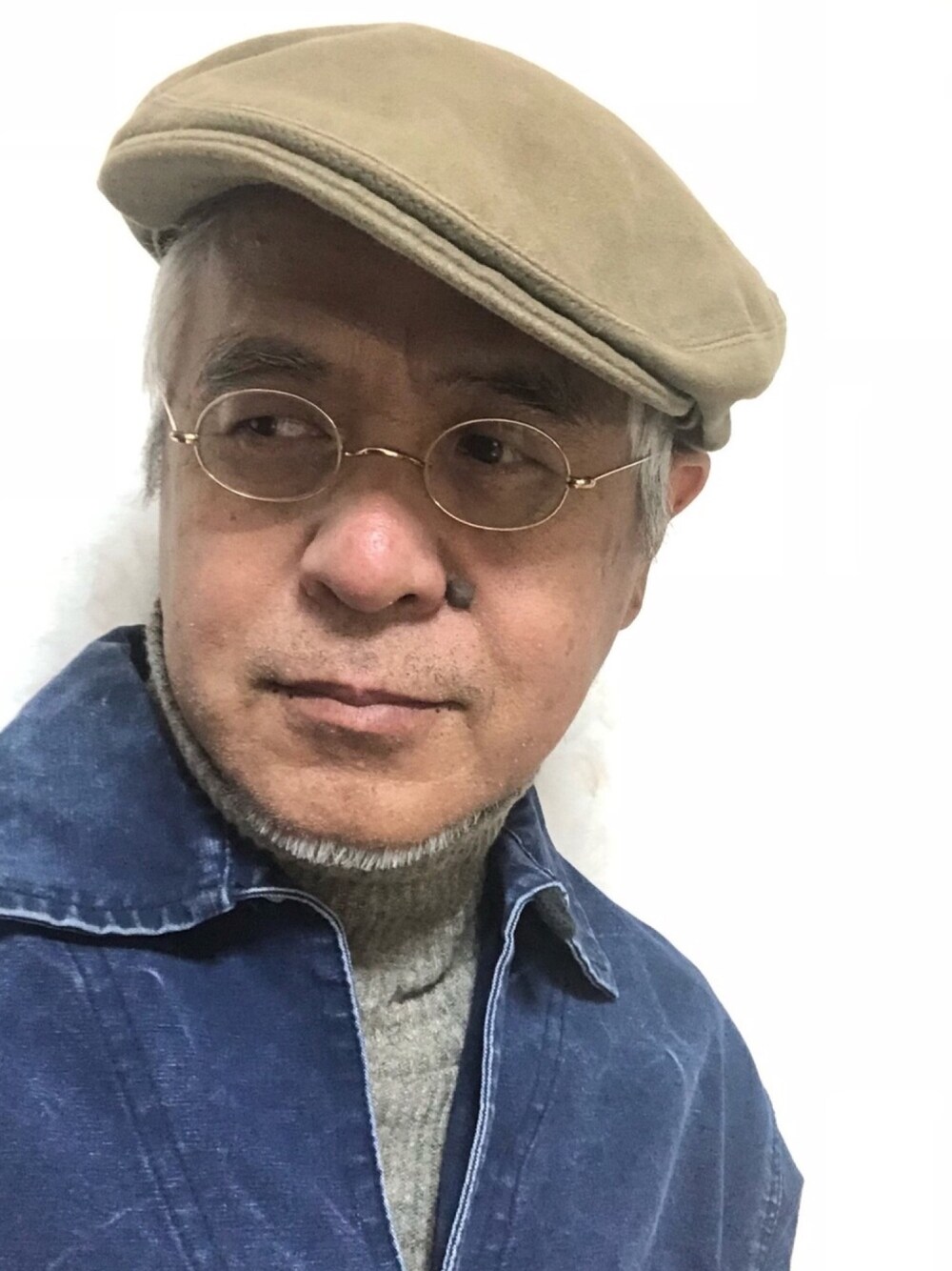 「ハンチング、丸メガネ、タートルネック、マリンパーカー、大人コーデ、休日スタイル、カジュアルコーデ、おしゃれさんと繋がりたい、秋のコーデ」｜「フレンチビンテージパーカーのアイテム（カバーオール、ブルー系）」を使った、しまうまおじさんさん（メンズ・165cm）の秋コーディネートの1枚目の写真