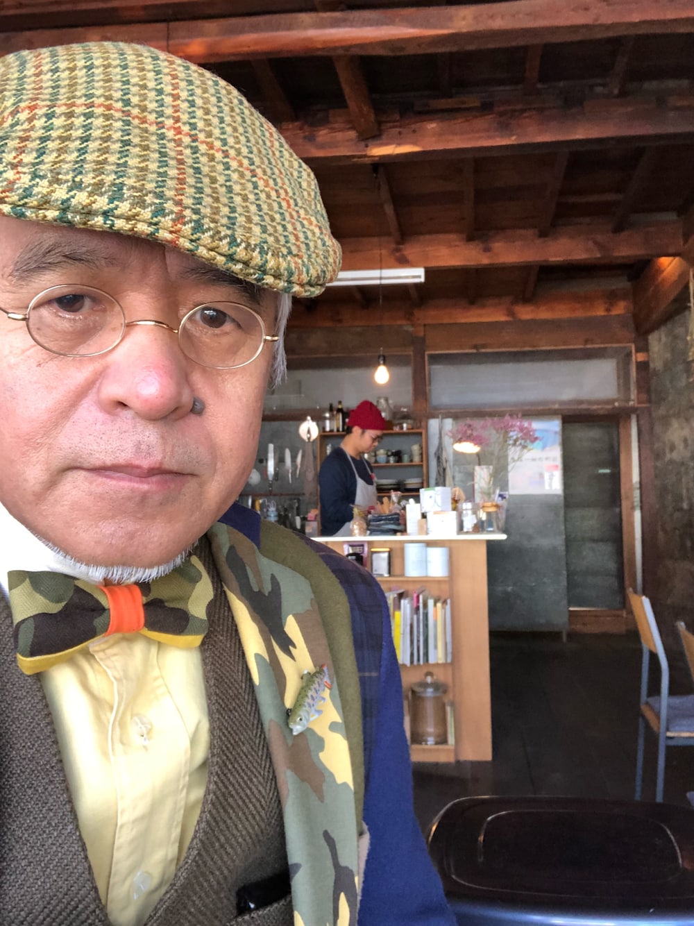 「ハンチング、丸メガネ、オッドベスト、にらめっこーで、蝶ネクタイ、カモフラ、休日スタイル、大人コーデ、おしゃれさんと繋がりたい」｜「NIRAME.COのアイテム（テーラードジャケット、グリーン系）」を使った、しまうまおじさんさん（メンズ・165cm）の秋コーディネートの1枚目の写真