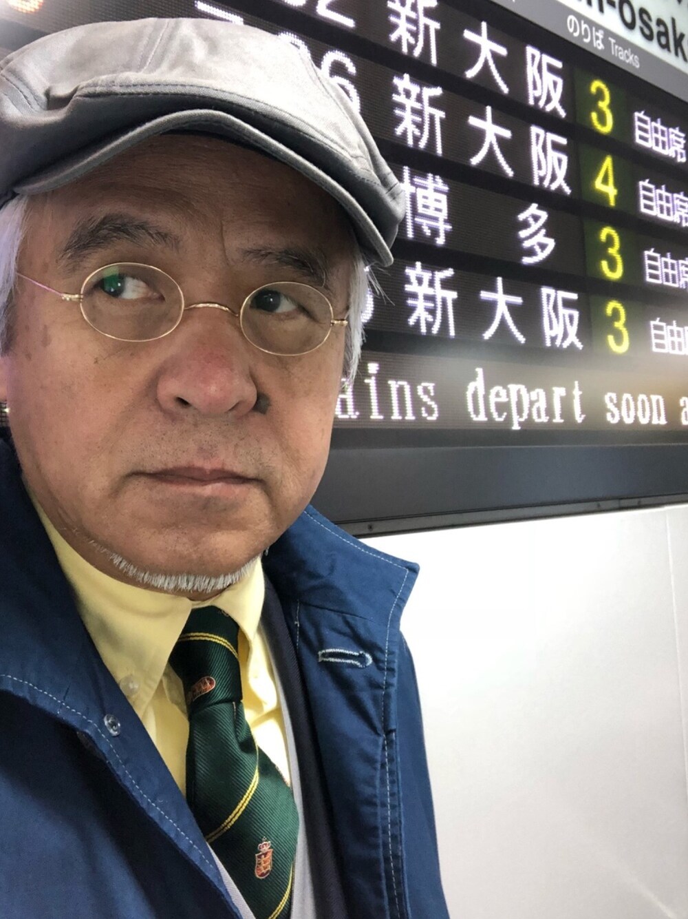 「出張コーデ、ハンチング、丸メガネ、藍染コート、オッドベスト、ボタンダウンシャツ、ロイヤルクレストタイ、トラッド、シンプルおしゃれが好き、お洒落さんとつながりたい」｜「浅草藍染工房のアイテム（ステンカラーコート、ブルー系）」を使った、しまうまおじさんさん（メンズ・165cm）の秋コーディネートの1枚目の写真