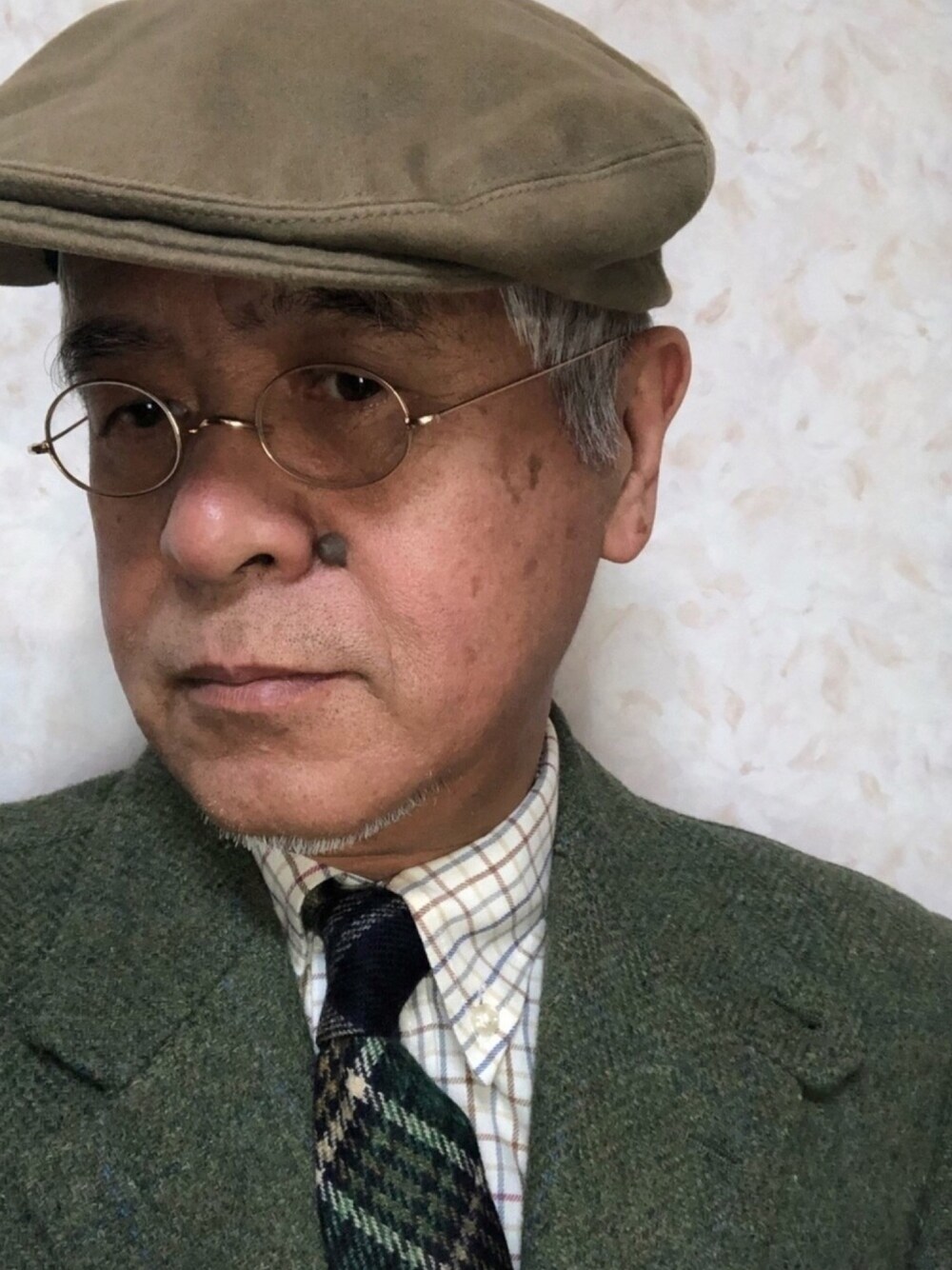 「ハンチング、丸メガネ、ニットタイ、タッタソール、大人コーデ、冬コーデ、おしゃれさんと繋がりたい、散策コーデ、冬のセール開催中です！」｜「CHRISTY'Sのアイテム（ハンチング/ベレー帽、グリーン系）」を使った、しまうまおじさんさん（メンズ・165cm）の冬コーディネートの1枚目の写真