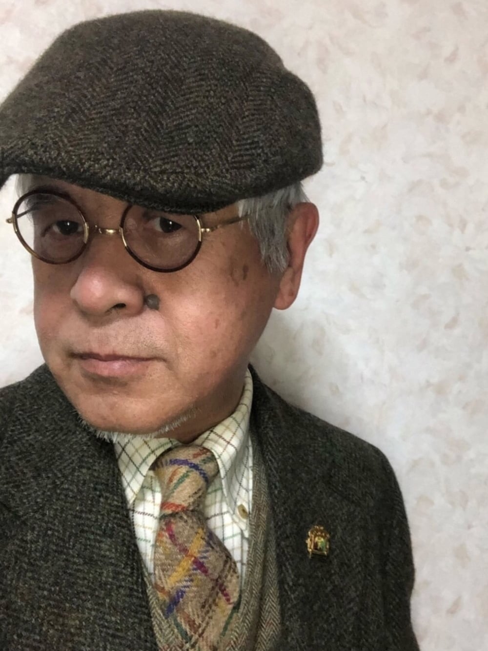 「ハンチング、丸メガネ、オッドベスト、ニットタイ、ツィードジャケット、タッタソール、大人コーデ、休日スタイル、おしゃれさんと繋がりたい、冬コーデ」｜「ロイドクロージングのアイテム（テーラードジャケット、グリーン系）」を使った、しまうまおじさんさん（メンズ・165cm）の冬コーディネートの1枚目の写真