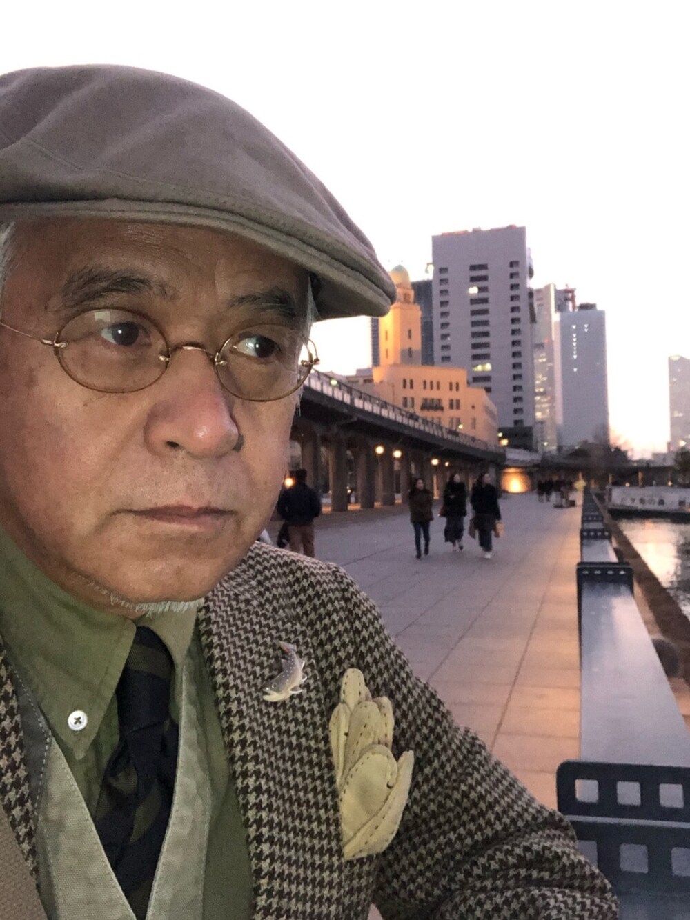 「大桟橋、ハンチング、丸メガネ、フィールドベスト、冬コーデ、休日スタイル、大人コーデ、おしゃれさんと繋がりたい」｜「CHRISTY'Sのアイテム（ハンチング/ベレー帽、グリーン系）」を使った、しまうまおじさんさん（メンズ・165cm）の冬コーディネートの1枚目の写真