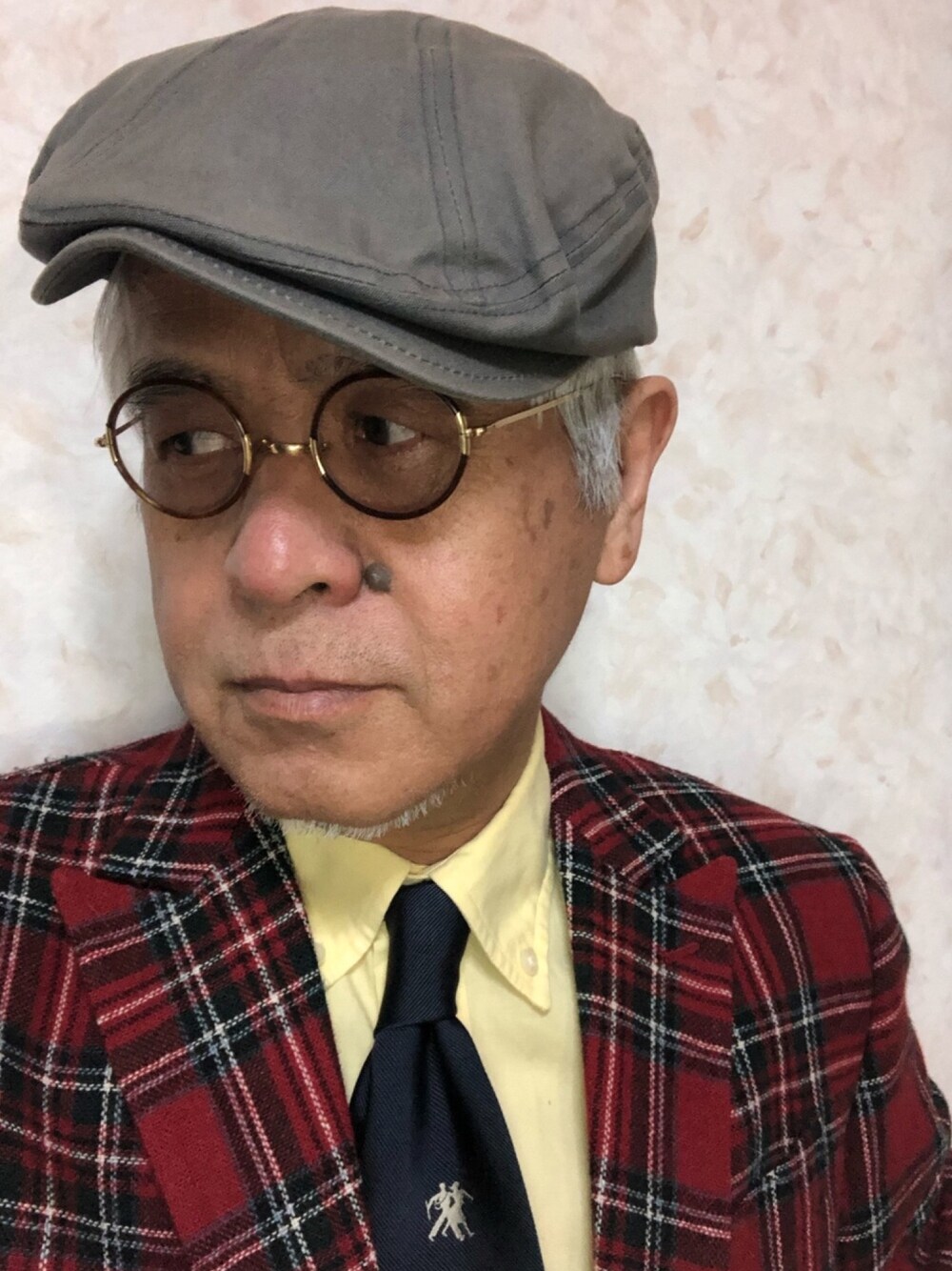 「ハンチング、丸メガネ、ボタンダウンシャツ、トラッド、ロイアルスチュアート、休日スタイル、散策コーデ、お洒落さんとつながりたい、大人コーデ、冬コーデ」｜「ブリストルテーラーのアイテム（テーラードジャケット、レッド系）」を使った、しまうまおじさんさん（メンズ・165cm）の冬コーディネートの1枚目の写真