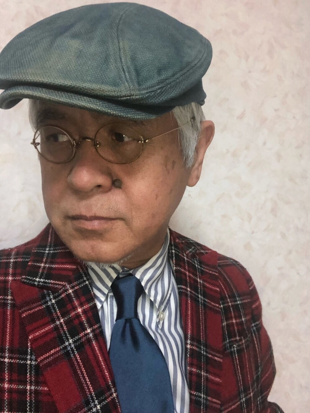 「ハンチング、丸メガネ、ボタンダウンシャツ、トラッド、休日スタイル、冬コーデ、大人コーデ、散策コーデ、おしゃれさんと繋がりたい」｜「ブリストルテーラーのアイテム（テーラードジャケット、レッド系）」を使った、しまうまおじさんさん（メンズ・165cm）の冬コーディネートの1枚目の写真