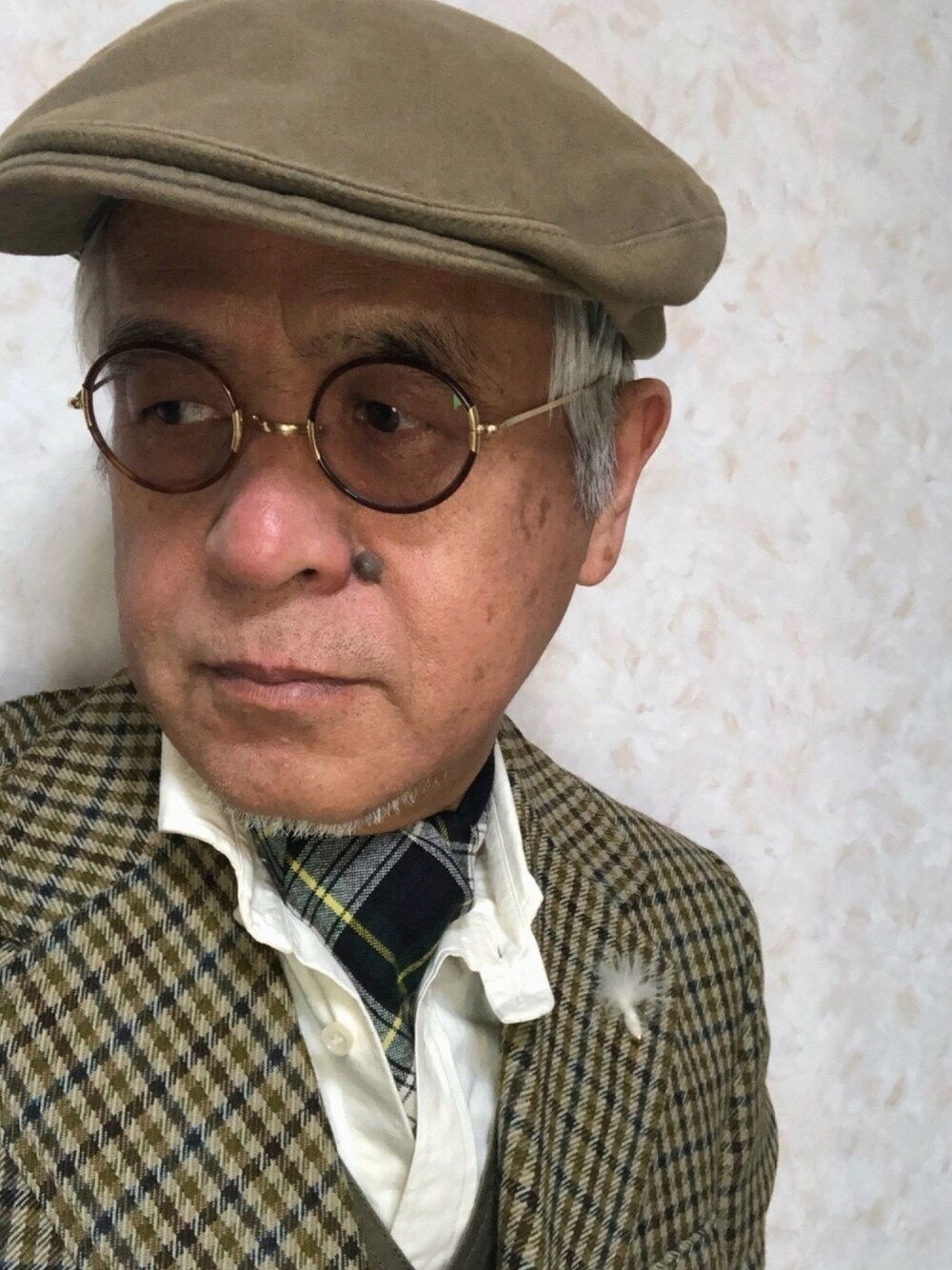 「ハンチング、丸メガネ、オッドベスト、アスコットタイ、冬コーデ、お洒落さんとつながりたい、休日スタイル、散策コーデ」｜「DAN & COのアイテム（テーラードジャケット、グリーン系）」を使った、しまうまおじさんさん（メンズ・165cm）の冬コーディネートの1枚目の写真