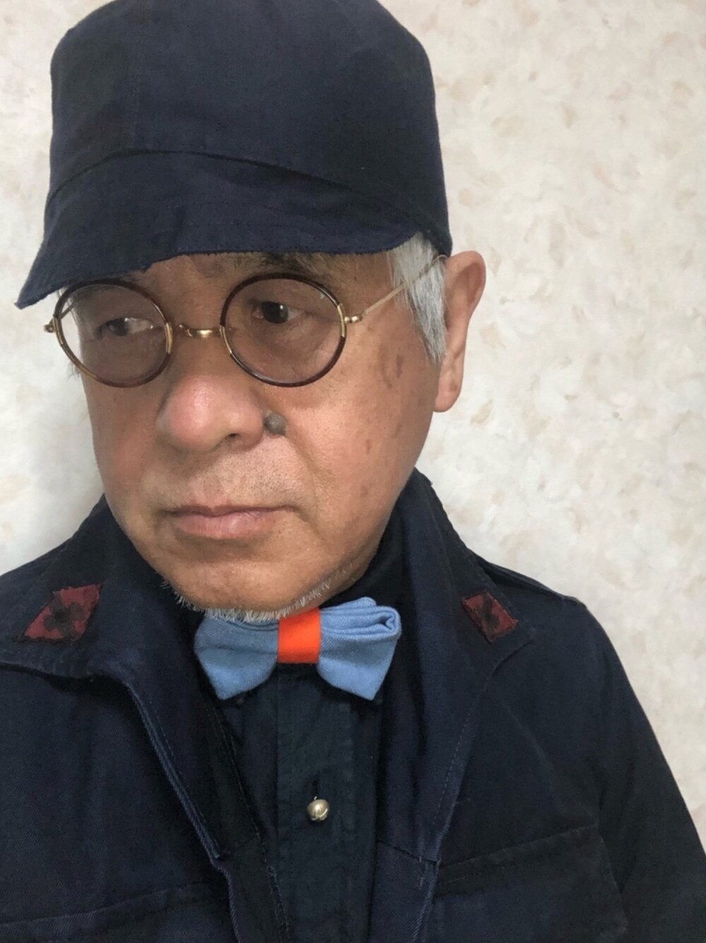 「ミリタリーキャップ、丸メガネ、蝶ネクタイ、にらめっこーで、モノトーン、大人カジュアル、休日スタイル、おしゃれさんと繋がりたい、古着好きな人と繋がりたい」｜しまうまおじさんさん（メンズ・165cm）の冬コーディネートの1枚目の写真