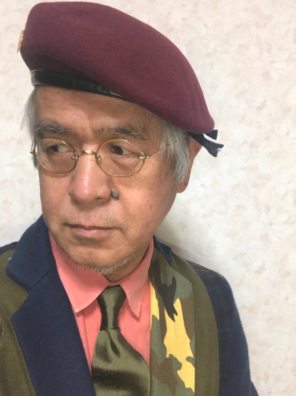 「ミリタリーベレー、丸メガネ、カモフラ、大人カジュアル、休日スタイル、冬コーデ、おしゃれさんと繋がりたい、散策コーデ、にらめっこーで」｜「NIRAME.COのアイテム（テーラードジャケット、グリーン系）」を使った、しまうまおじさんさん（メンズ・165cm）の冬コーディネートの1枚目の写真