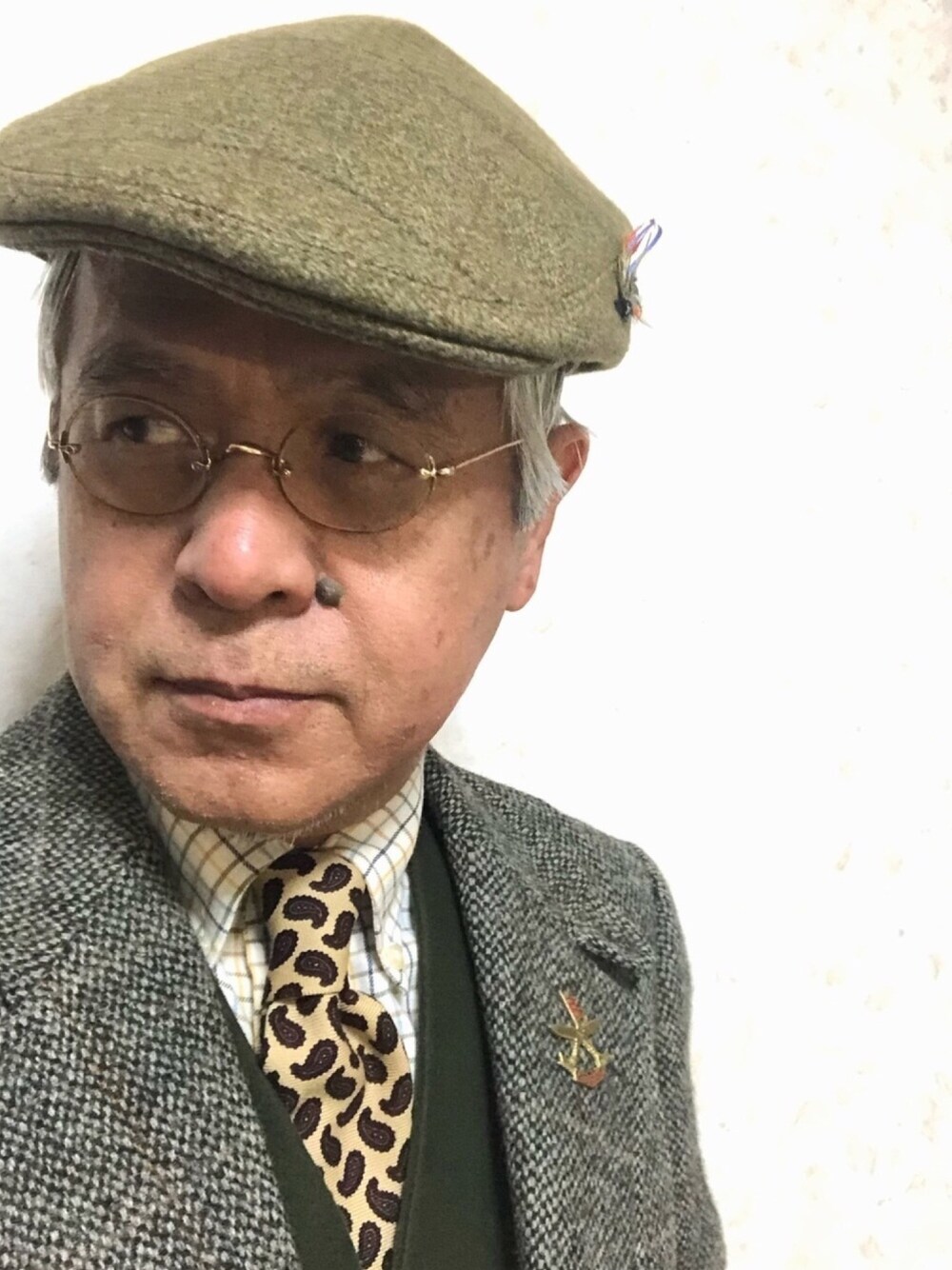 「ハンチング、丸メガネ、オッドベスト、タッタソール、ノーフォークジャケット、ウールタイ、休日スタイル、英国トラッド、大人コーデ、おしゃれさんと繋がりたい」｜「Kent & Curwenのアイテム（テーラードジャケット、グリーン系）」を使った、しまうまおじさんさん（メンズ・165cm）の春コーディネートの1枚目の写真