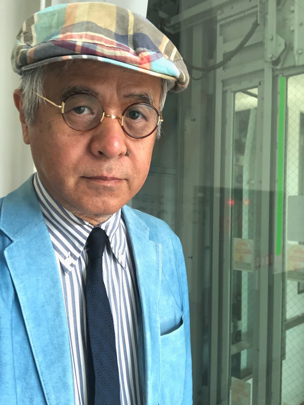 「ハンチング、夏、丸メガネ、ボタンダウンシャツ、トラッド、大人コーデ、トラッドスタイル」｜「浅草藍染工房のアイテム（テーラードジャケット、ブルー系）」を使った、しまうまおじさんさん（メンズ・165cm）の夏コーディネートの1枚目の写真