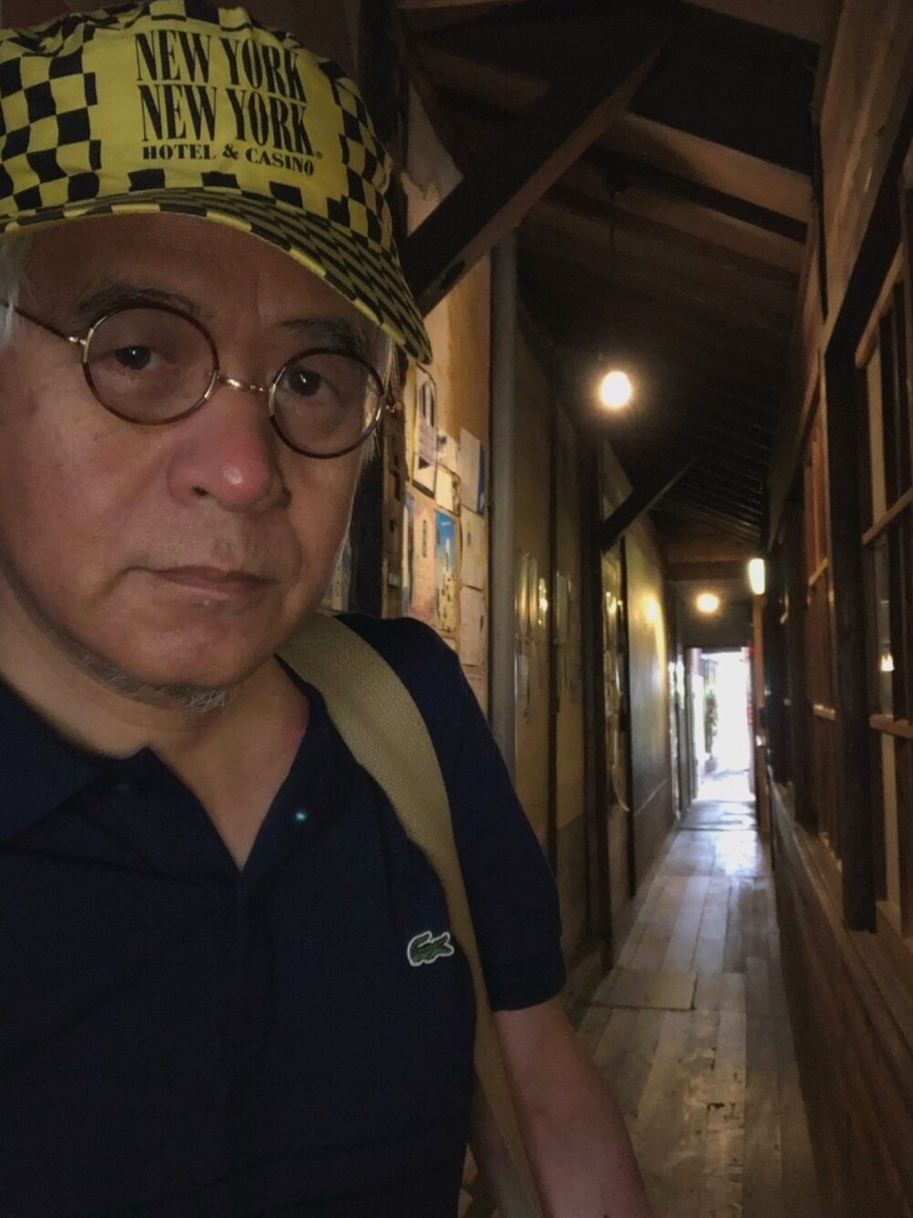 「散策コーデ、キャップ、丸メガネ、夏コーデ、大人カジュアル、おしゃれさんと繋がりたい、休日コーデ、ポロシャツ」｜「LACOSTEのアイテム（ポロシャツ、ブルー系）」を使った、しまうまおじさんさん（メンズ・165cm）の夏コーディネートの1枚目の写真