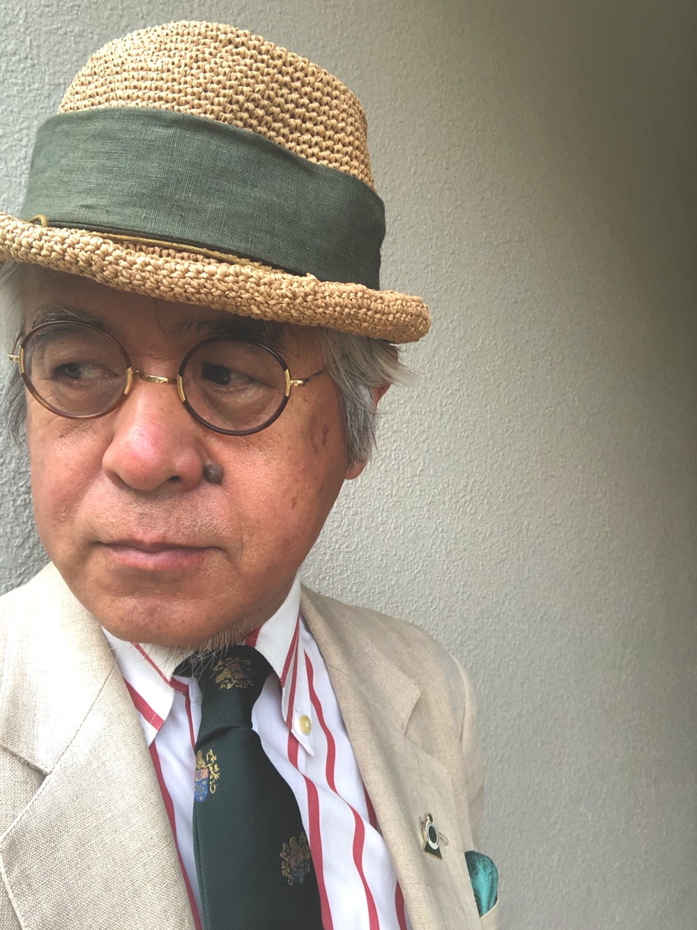 「アイリッシュリネン、ハット、丸メガネ、ボタンダウンシャツ、クレストタイ、トラッド、夏コーデ、大人コーデ、おしゃれさんと繋がりたい」｜「アランフラッサーのアイテム（スーツパンツ、ベージュ系）」を使った、しまうまおじさんさん（メンズ・165cm）の夏コーディネートの1枚目の写真