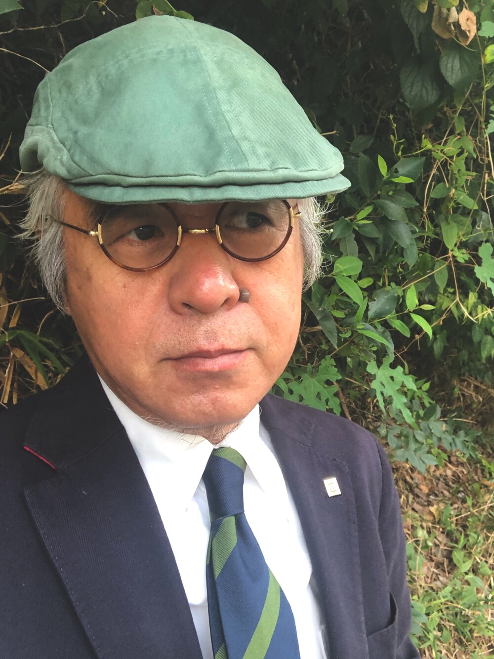 「ハンチング、丸メガネ、トラッド、夏コーデ、大人コーデ、クールビズコーデ、おしゃれさんと繋がりたい、きれいめカジュアル」｜「HACKETT LONDONのアイテム（テーラードジャケット、ブルー系）」を使った、しまうまおじさんさん（メンズ・165cm）の夏コーディネートの1枚目の写真