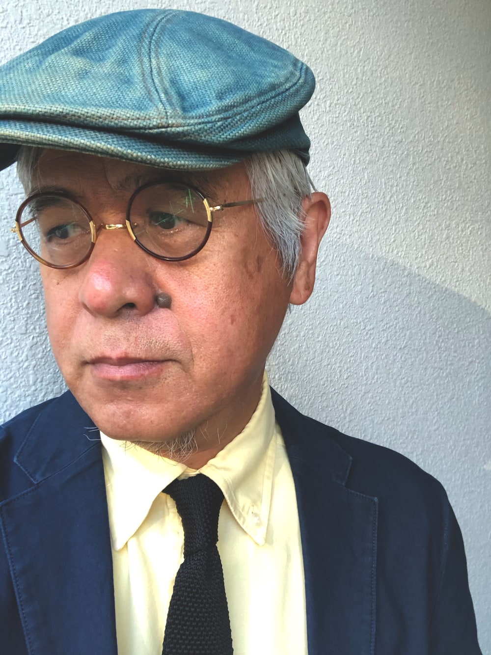 「ハンチング、丸メガネ、ニットタイ、ボタンダウンシャツ、トラッド、大人コーデ、秋のコーデ、おしゃれさんと繋がりたい」｜「浅草藍染工房のアイテム（テーラードジャケット、ブルー系）」を使った、しまうまおじさんさん（メンズ・165cm）の秋コーディネートの1枚目の写真