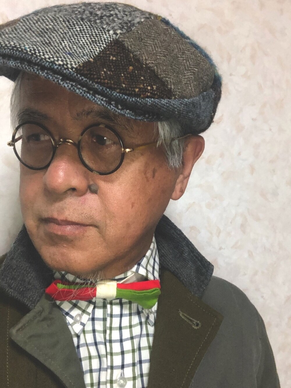 「ハンチング、ドネガルツィード、蝶ネクタイ、にらめっこーで、タッタソール、カバーオール、休日スタイル、秋のコーデ、大人カジュアル、おしゃれさんと繋がりたい」｜「ARTEPOVERAのアイテム（カバーオール、グリーン系）」を使った、しまうまおじさんさん（メンズ・165cm）の秋コーディネートの1枚目の写真