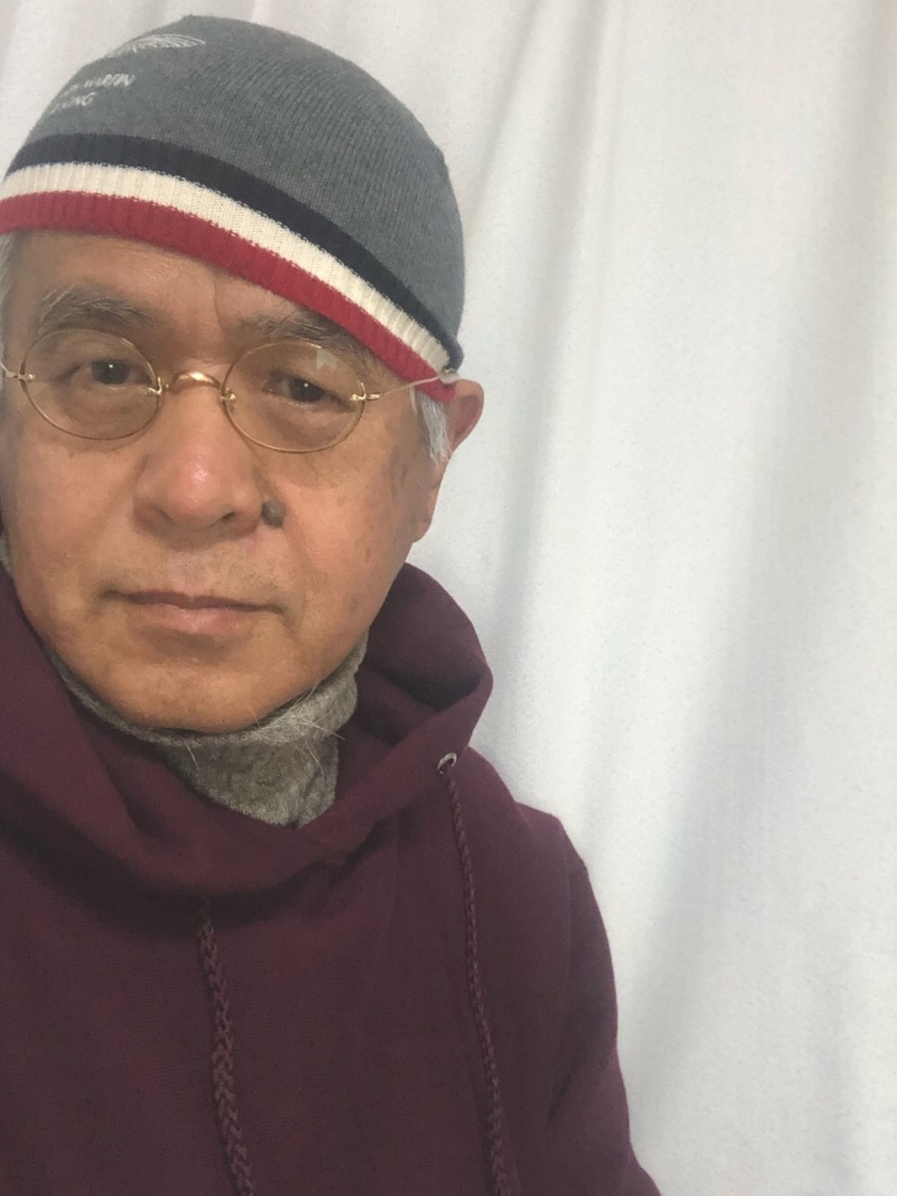 「ニットキャップ、パーカー、タートルネック、休日スタイル、秋のコーデ、きれいめカジュアル、大人カジュアル、おしゃれさんと繋がりたい、丸メガネ」｜「USAビンテージのアイテム（パーカー、パープル系）」を使った、しまうまおじさんさん（メンズ・165cm）の秋コーディネートの1枚目の写真