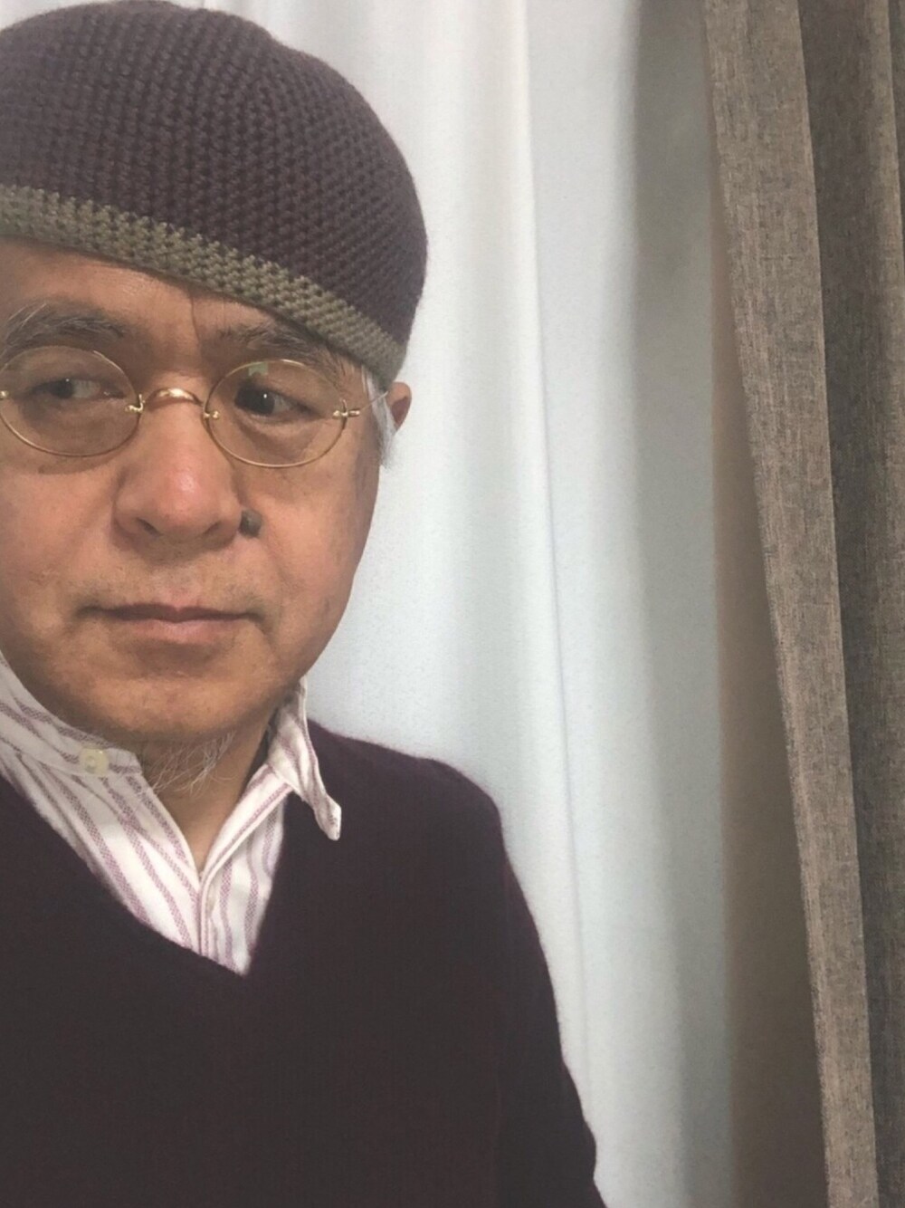 「パープル、ニットキヤップ、丸メガネ、セーターニット、きれいめカジュアル、休日スタイル、大人カジュアル、おしゃれさんと繋がりたい、春コーデ」｜「NUONEのアイテム（ニット/セーター、パープル系）」を使った、しまうまおじさんさん（メンズ・165cm）の春コーディネートの1枚目の写真