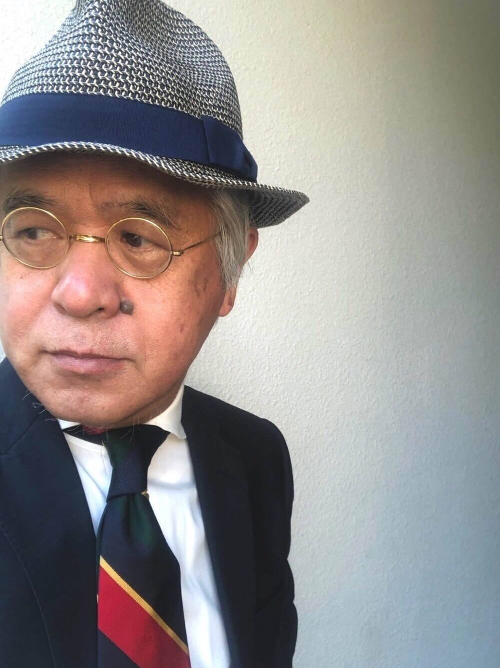 「ハット、丸メガネ、レジメンタルタイ、秋のコーデ、大人コーデ、おしゃれさんと繋がりたい、トラッド」｜「KOREAのアイテム（ハット、グレー系）」を使った、しまうまおじさんさん（メンズ・165cm）の秋コーディネートの1枚目の写真