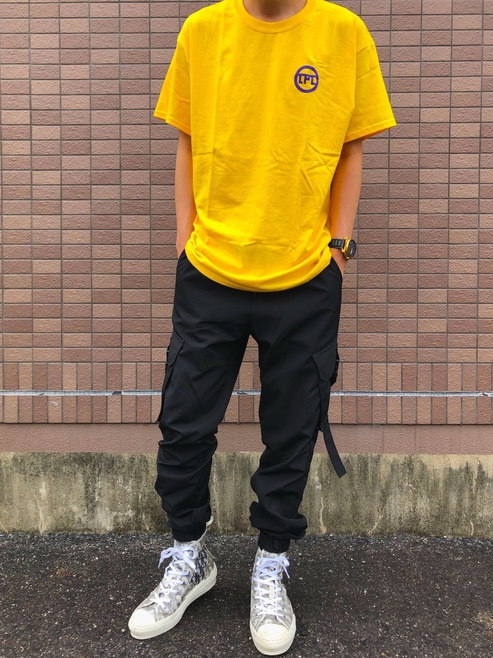 「UVERworld、TPC、BAGARCH、Dior、イエロー、カーゴパンツ、休日スタイル、シンプル、スニーカー、夏コーデ」｜「TPCのアイテム（Tシャツ/カットソー、イエロー系）」を使った、かジきマぐロさん（メンズ・179cm）の夏コーディネートの1枚目の写真