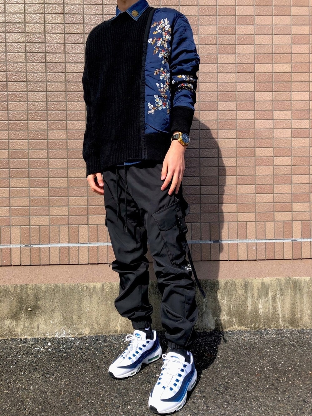 「UVERworld、Burnout、ヌメロヴェントゥーノ、BAGARCH、NIKE、airmax95、カジュアル、シンプル、スニーカー、ニット」｜「BURNOUTのアイテム（シャツ/ブラウス、ブルー系）」を使った、かジきマぐロさん（メンズ・179cm）の冬コーディネートの1枚目の写真