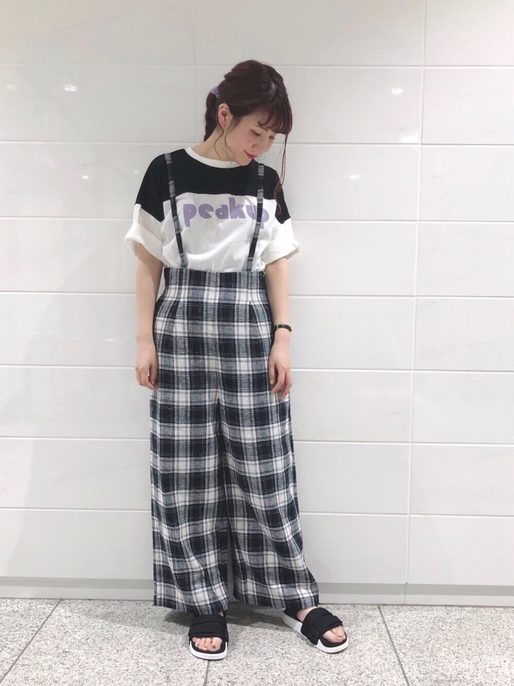 「w closet、ラクチンコーデ、チェックパンツ、サスペンダー、Tシャツ、カジュアル」｜「w closetのフルレングスサス付きワイドパンツ（パンツ、ブラック系）」を使った、kimuraさん（レディース・162cm）の夏コーディネートの1枚目の写真