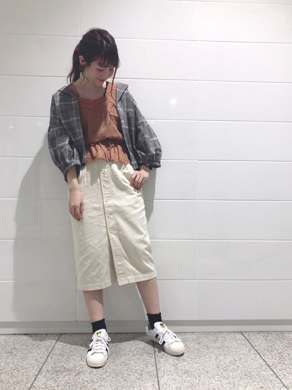 「w closet、ノースリーブ、スカート、ナロースカート、チェックシャツ、新作アイテム」｜「w closetのレース使いキャミプルオーバー（シャツ/ブラウス、オレンジ系）」を使った、kimuraさん（レディース・162cm）の夏コーディネートの1枚目の写真