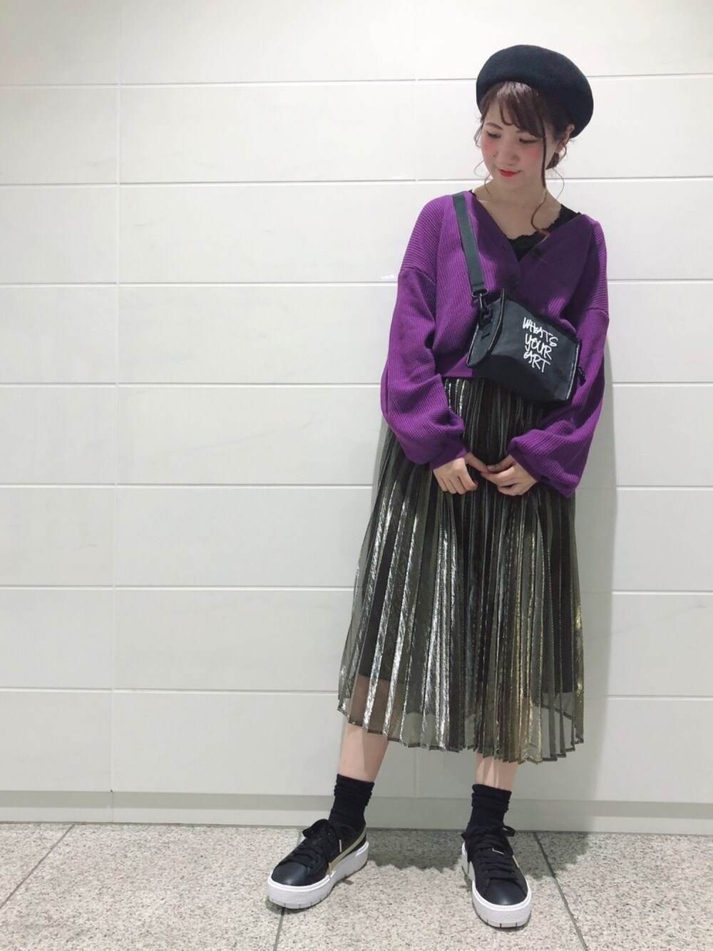 「w closet、プリーツスカート、スニーカー、サコッシュ、キラキラ、ベレー帽、スカート」｜「w closetのVネックワッフルカーディガン_（カーディガン/ボレロ、パープル系）」を使った、kimuraさん（レディース・162cm）の夏コーディネートの1枚目の写真