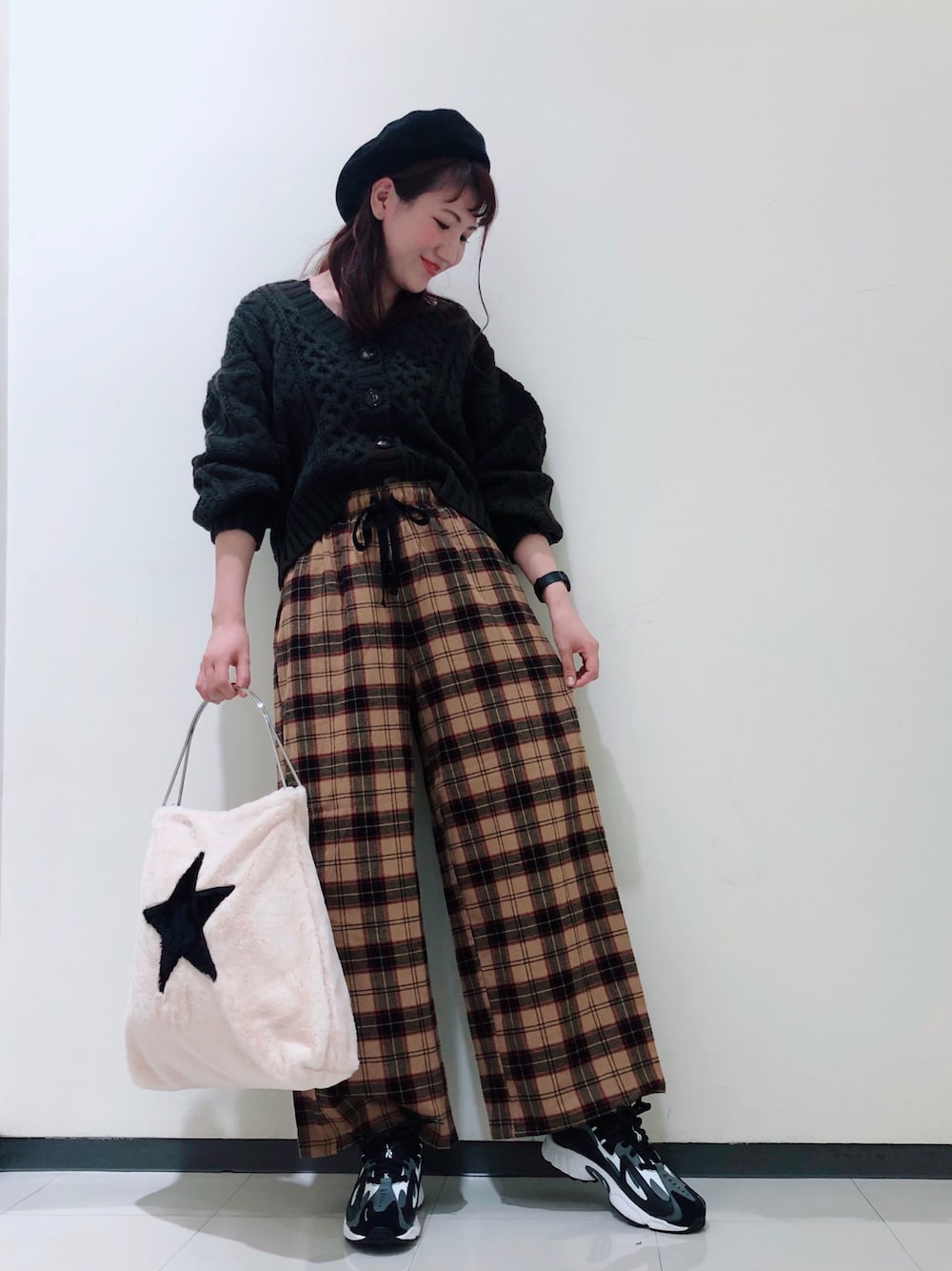 「w closet、秋服準備はじめました、ケーブルニット、カーディガン、チェックパンツ、ベレー帽、スニーカー、ラクチンコーデ」｜「w closetのネルチェックイージーパンツ_（その他パンツ、イエロー系）」を使った、kimuraさん（レディース・162cm）の秋コーディネートの1枚目の写真