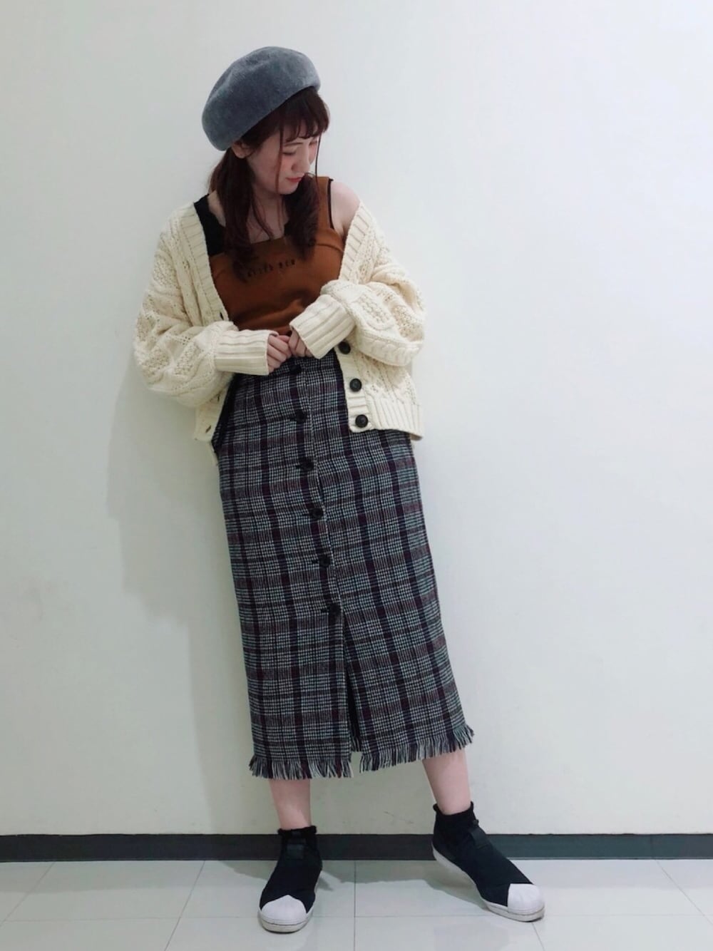 「w closet、秋服準備はじめました、大人かわいい、タイトスカート、チエックスカート、ケーブルニット、カーディガン、ベレー帽」｜「w closetの3Gケーブル編みカーディガン_（カーディガン/ボレロ、ホワイト系）」を使った、kimuraさん（レディース・162cm）の秋コーディネートの1枚目の写真