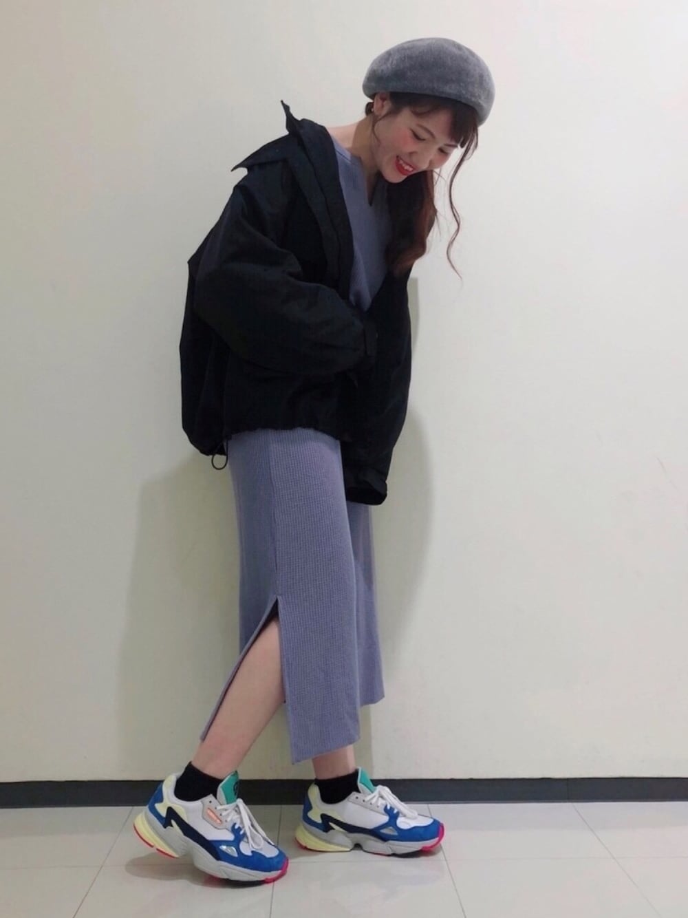 「w closet、マウンテンパーカー、ワッフルワンピース、ラクチンコーデ、スニーカー、スニーカーコーデ、アディダス、ベレー帽」｜「w closetのインナーフリース付きマウンテンパーカー_（マウンテンパーカー、ブラック系）」を使った、kimuraさん（レディース・162cm）の秋コーディネートの1枚目の写真