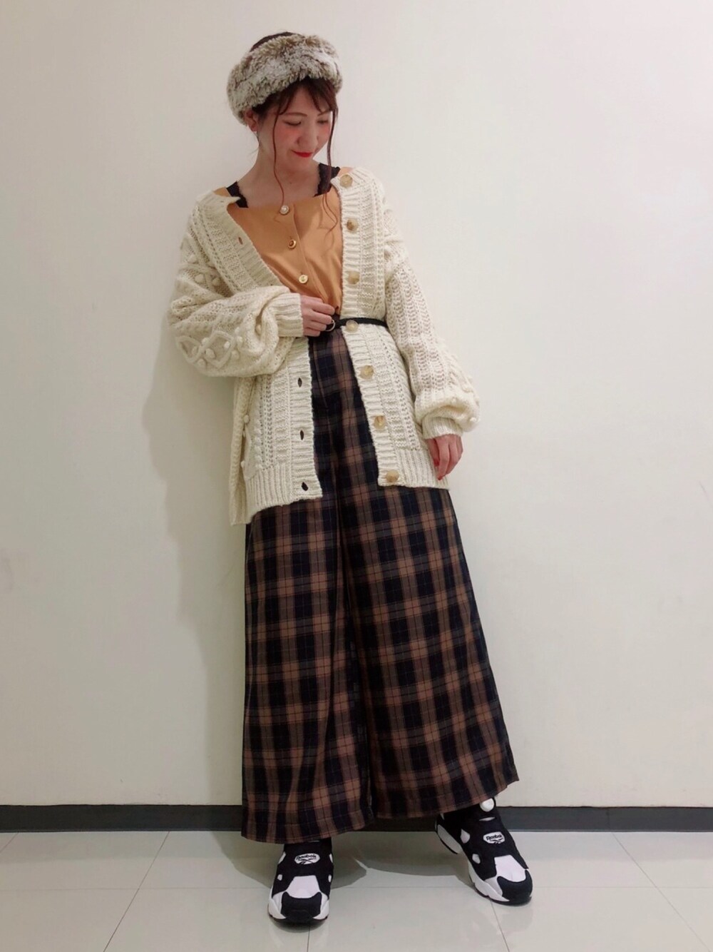 「w closet、ゆるコーデ、ざっくりニットカーディガン、ポンポン付き、スクエアネック(ネック)、スニーカー、チェックパンツ、ファー小物」｜「w closetのポンポン付きケーブル編みカーディガン_（カーディガン/ボレロ、ホワイト系）」を使った、kimuraさん（レディース・162cm）の秋コーディネートの1枚目の写真