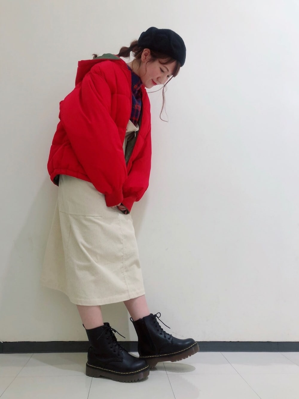 「w closet、エコダウン、ダウンジャケット、リバーシブル、オーバーサイズ、チェックニット、コーデュロイ、ジャンパースカート、ベレー帽、レースアップシューズ」｜「w closetのリバーシブルエコダウン_（ダウンジャケット/コート、ピンク系）」を使った、kimuraさん（レディース・162cm）の秋コーディネートの1枚目の写真