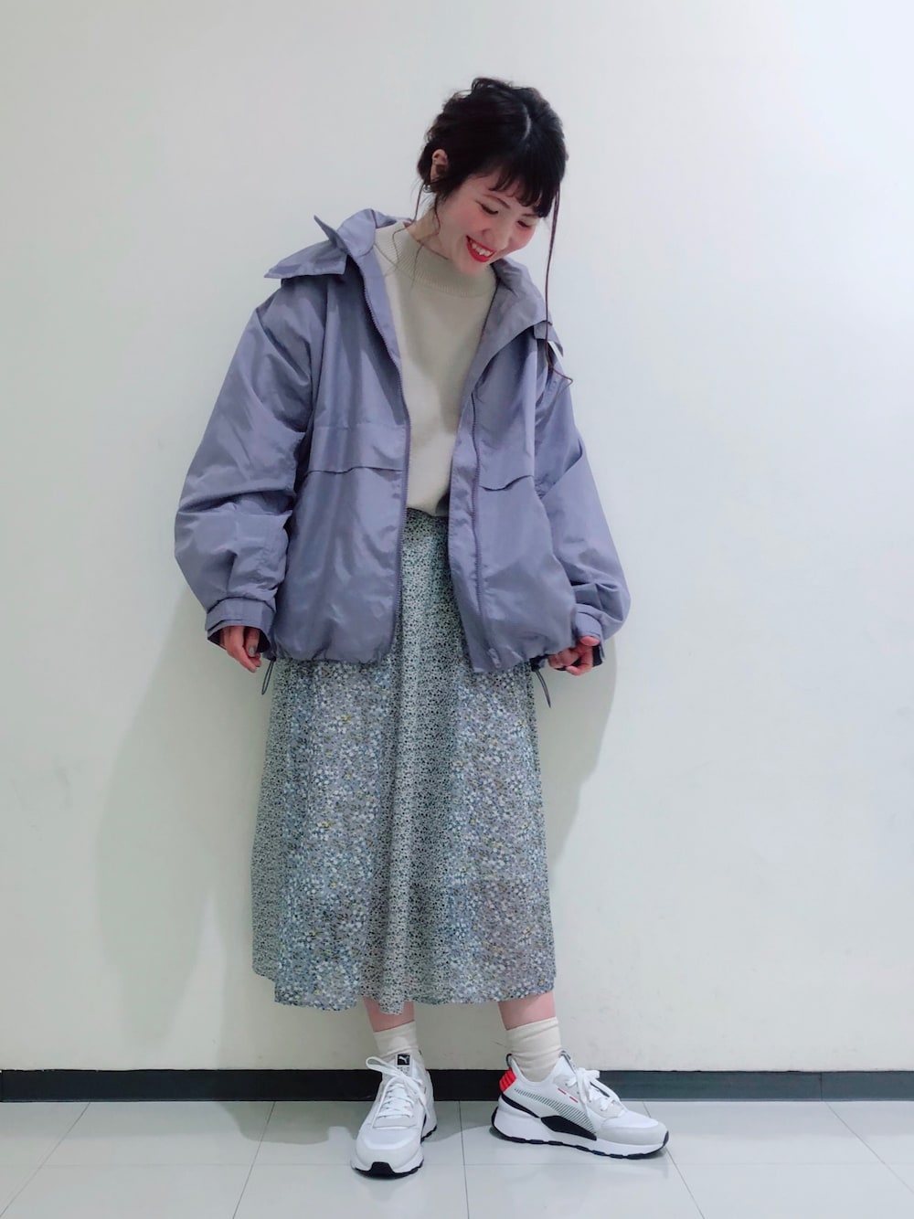 「wcloset、マウンテンパーカー、花柄スカート、ハイネックニット、スニーカー、スニーカーコーデ、春コーデ、ゆるコーデ」｜「w closetのポリナイロンマウンテンパーカー（マウンテンパーカー、パープル系）」を使った、kimuraさん（レディース・162cm）の冬コーディネートの1枚目の写真