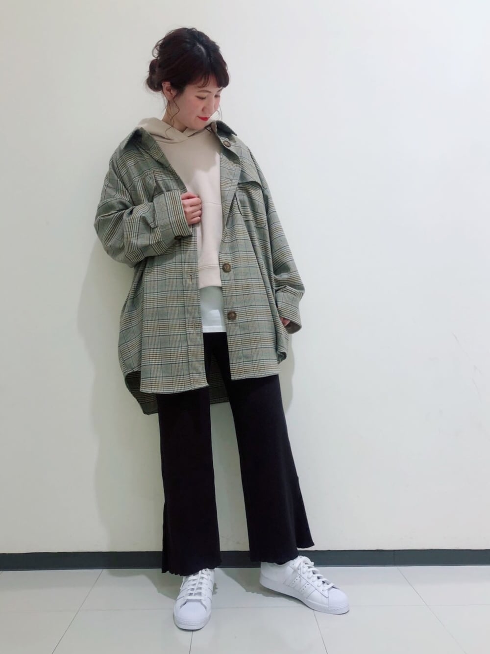 「wcloset、リブパンツ、ロンT、フーディー、チェックシャツ、ゆるコーデ、レイヤードスタイル、カジュアルコーデ」｜「w closetのグレンチェックBIGシャツ羽織（シャツ/ブラウス、ベージュ系）」を使った、kimuraさん（レディース・162cm）の冬コーディネートの1枚目の写真