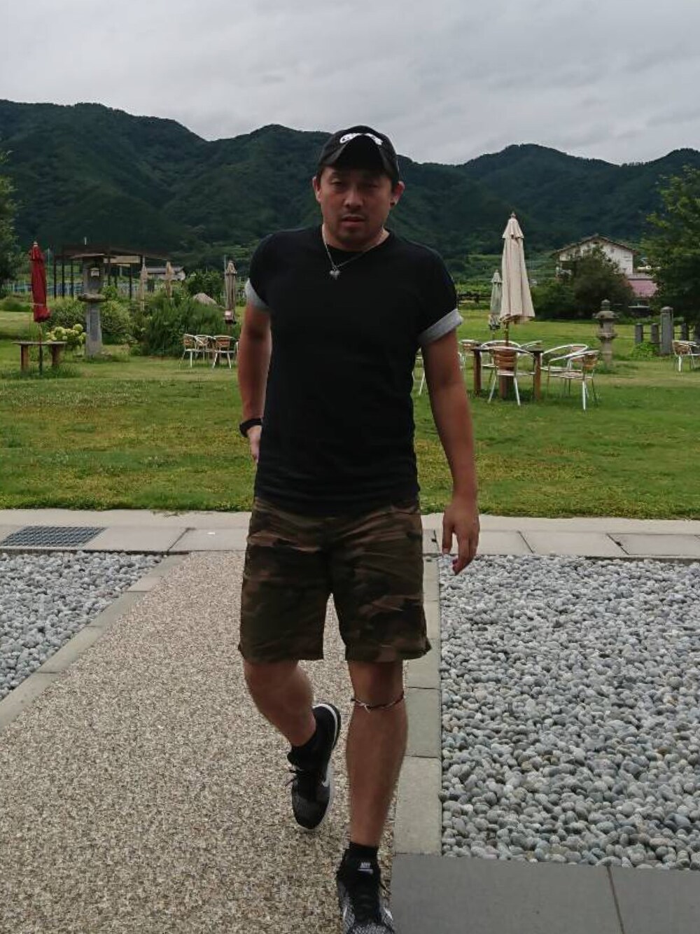 「NIKEのアイテム（Tシャツ/カットソー、ブラック系）」を使った、カズさん（メンズ・172cm）の夏コーディネートの1枚目の写真