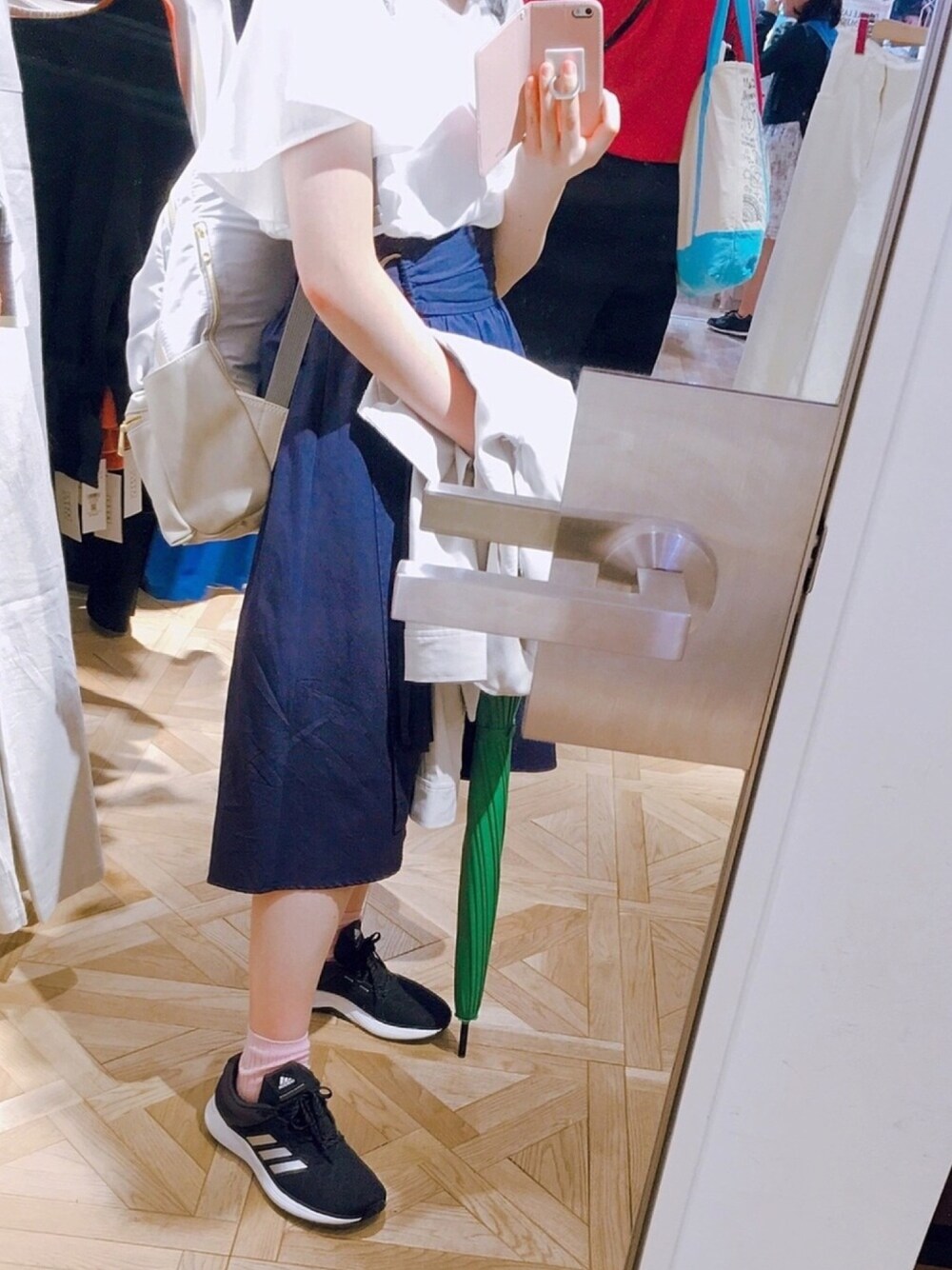 「スニーカーコーデ、夏コーデ、シンプル、白Tシャツ、アディダス、新宿、池袋」｜「adidasのアイテム（スニーカー、ブラック系）」を使った、Off.さん（レディース・153cm）の春コーディネートの1枚目の写真
